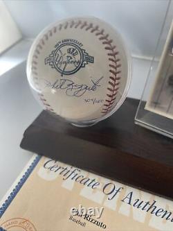 Vitrine de carte de baseball signée par le membre du Temple de la renommée des Yankees, Phil Rizzuto, avec certificat d'authenticité.