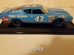 Wix Richard Petty 1969 Ford Gran Torino Autographié Withcoa & Display Case