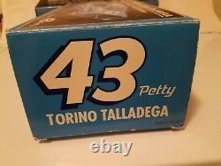 Wix Richard Petty 1969 Ford Gran Torino Autographié Withcoa & Display Case