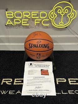 Zion Williamson a signé le ballon de basket-ball, Beckett COA inclus avec la vitrine d'exposition.