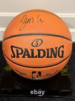 Zion Williamson a signé le ballon de basket-ball, Beckett COA inclus avec la vitrine d'exposition.